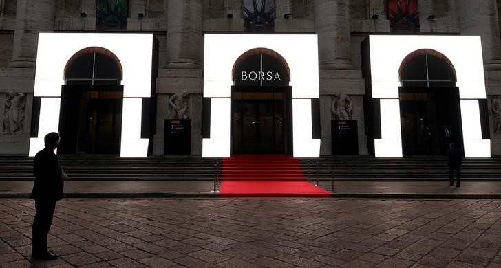 © Reuters. FILE PHOTO:  The Milan Stock Exchange entrance is seen before Pirelli's ceremony, downtown Milan