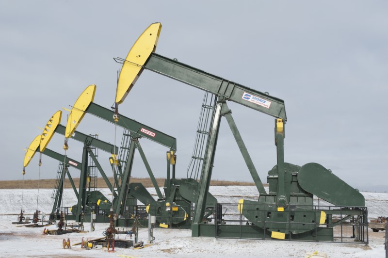 © Reuters. FILE PHOTO: Pumpjacks taken out of production temporarily stand idle at a Hess site while new wells are fracked near Williston