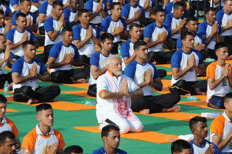© Reuters. آلاف يشاركون رئيس وزراء الهند في إحياء اليوم العالمي لليوجا