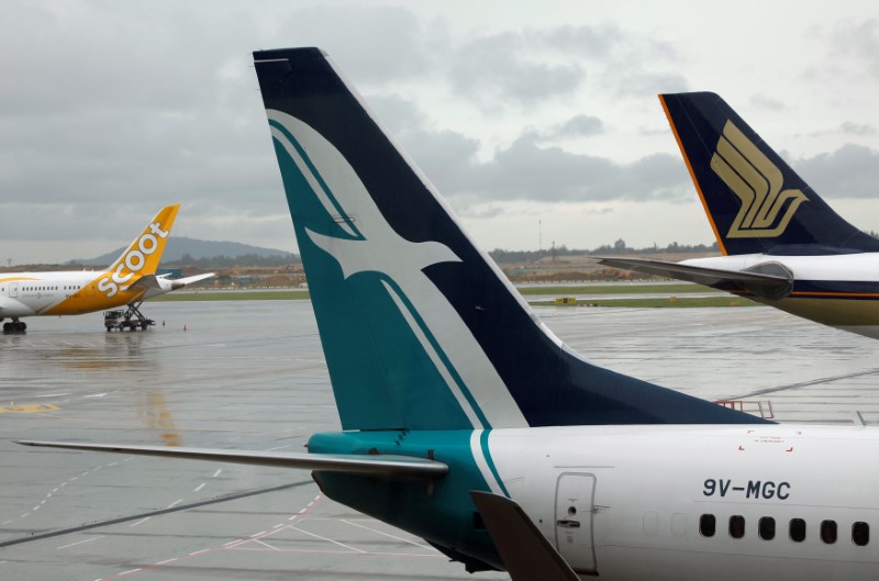 © Reuters. FILE PHOTO: SilkAir, Singapore Airlines and Scoot planes sit on the tarmac at Changi Airport in Singapore
