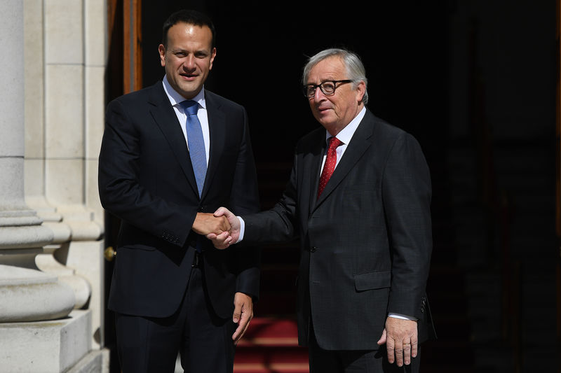 © Reuters. Ireland's Taoiseach, Leo Varadkar greets the President of the European Council, Jean-Claude Juncker as he arrives at Government buildings in Dublin