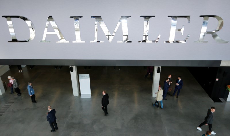 © Reuters. FILE PHOTO -  The Daimler logo is seen before the Daimler annual shareholder meeting in Berlin,