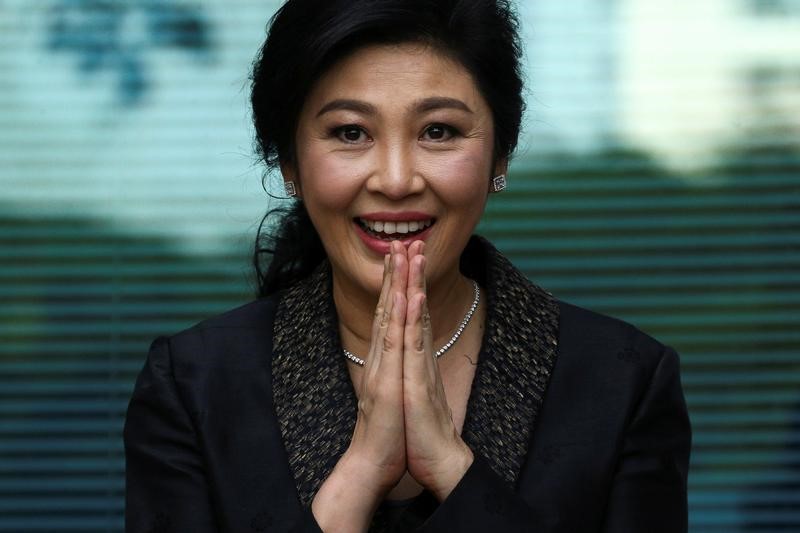 © Reuters. Ousted former Thai prime minister Yingluck Shinawatra greets supporters as she arrives at the Supreme Court in Bangkok