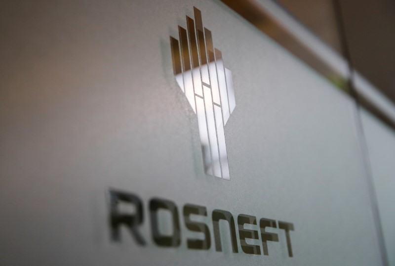 © Reuters. Логотип Роснефти в офисе компании в Хошимине, Вьетнам