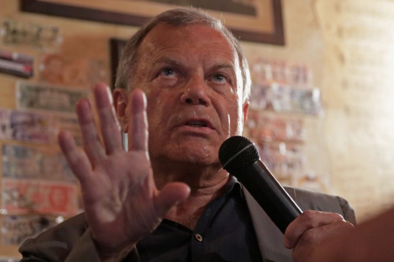 © Reuters. Sir Martin Sorrell talks during a session in a pub as part of the Cannes Lions International Festival of Creativity, in Cannes