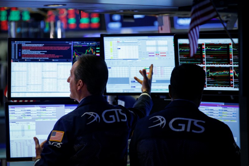 © Reuters. Traders work on the floor of the NYSE in New York