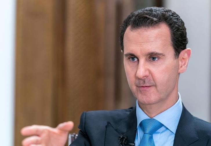© Reuters. Президент Сирии Башар Асад дает интервью иранскому телеканалу al-Alam News в Дамаске