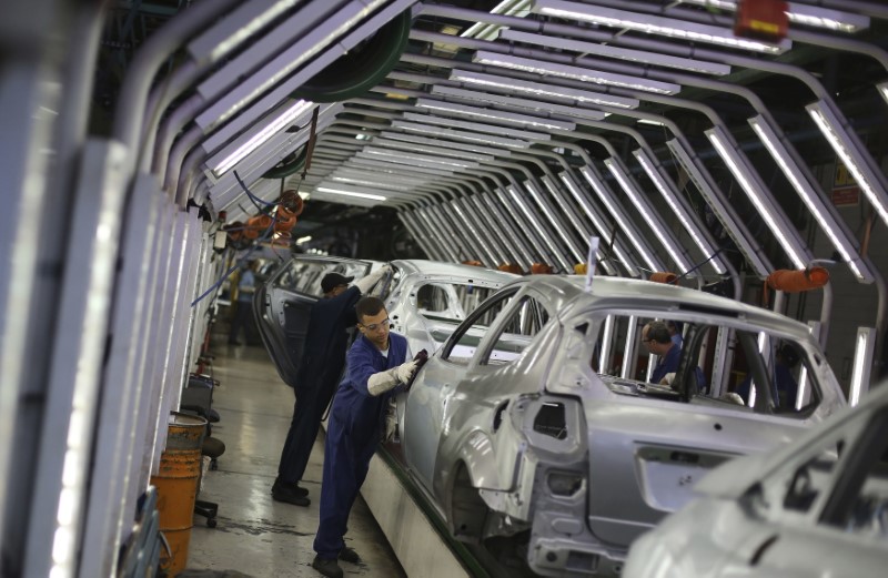 © Reuters. Funcionários trabalham em fábrica de automóveis