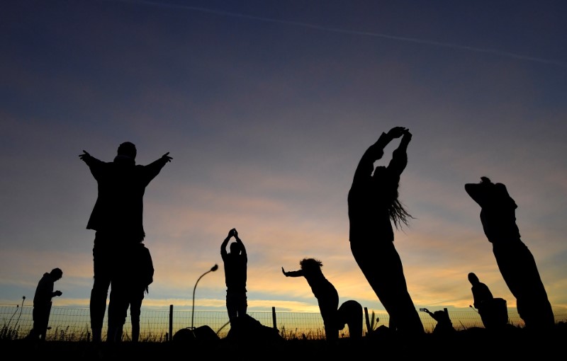 © Reuters. آلاف يتجمعون في موقع أثري بريطاني ليشهدوا الانقلاب الشمسي الصيفي