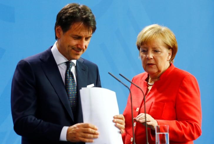 © Reuters. German Chancellor Merkel and Italian PM Conte hold a news conference at the chancellery in Berlin