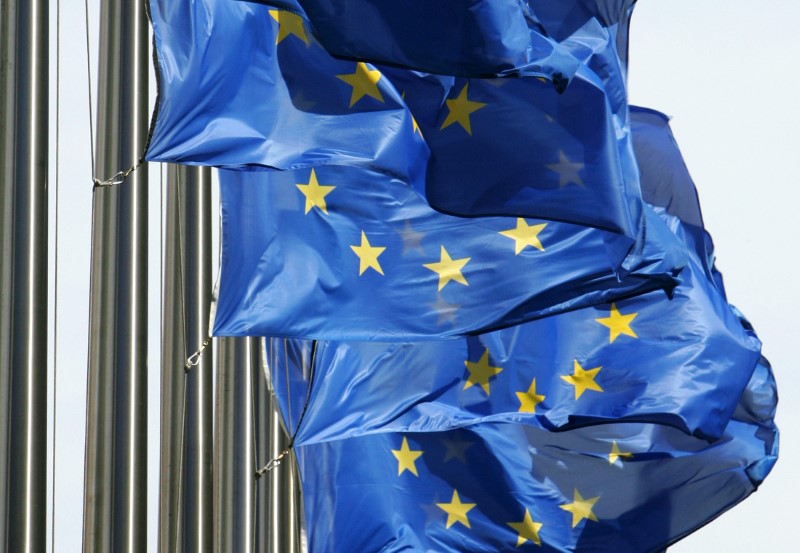 © Reuters. FILE PHOTO: European Union flags fly outside EC headquarters in Brussels.
