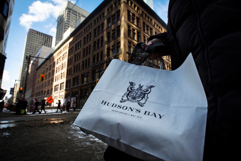 © Reuters. FILE PHOTO: A woman holds a Hudson's Bay shopping bag in front of the Hudson's Bay Company (HBC) flagship department store in Toronto