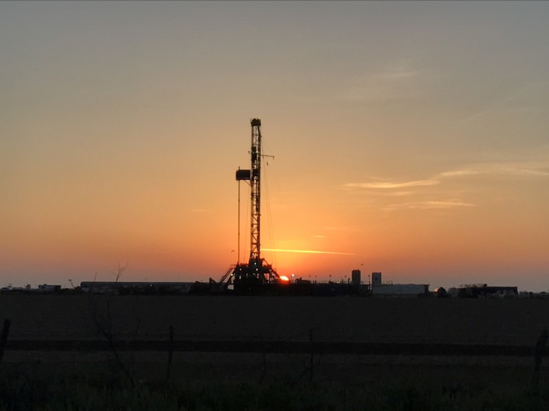 © Reuters. FILE PHOTO: A drilling rig seen at sunrise near Midland Texas