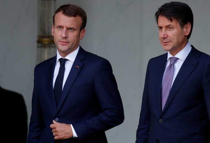 © Reuters. Il presidente francese Emmanuel Macron con il premier italiano Giuseppe Conte dopo l'incontro all'Eliseo