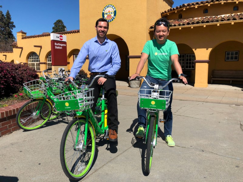 © Reuters. FILE PHOTO: Co-founders Toby Sun and Caen Contee of California-based bike sharing startup LimeBike show off their bikes at a recently-launched pilot program in Burlingame