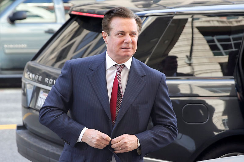 © Reuters. FILE PHOTO: Manafort arrives for arraignment on charges of witness tampering, at U.S. District Court in Washington