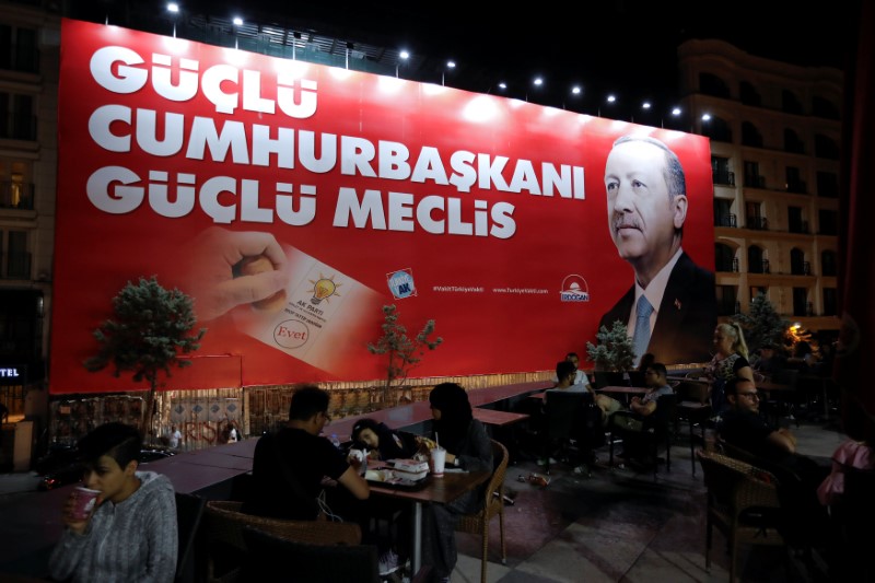 © Reuters. تركيا تحظر مراقبين أوروبيين اثنين على الأقل قبل انتخابات الأحد