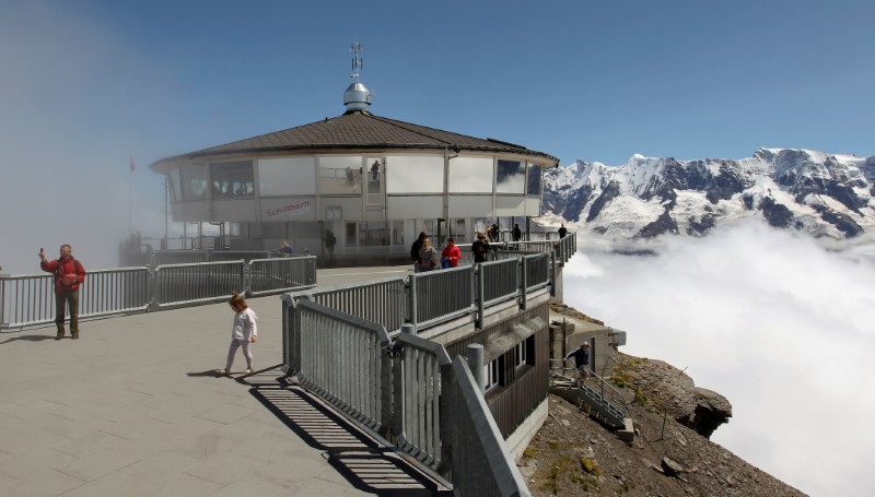 © Reuters. Turistas em restaurante na montanha Piz Gloria, na Suíça