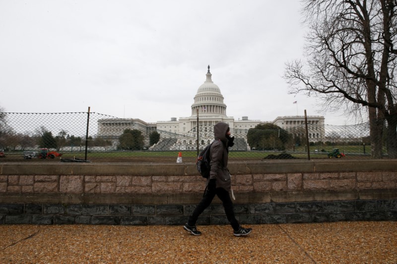 © Reuters. A pedestrian walks past the U.S. Capitol building in Washington