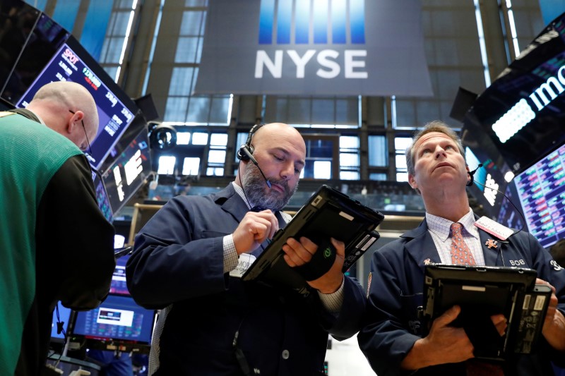 © Reuters. الأسهم الأمريكية تهبط متضررة من خسائر للقطاع الصناعي وحكم للمحكمة العليا