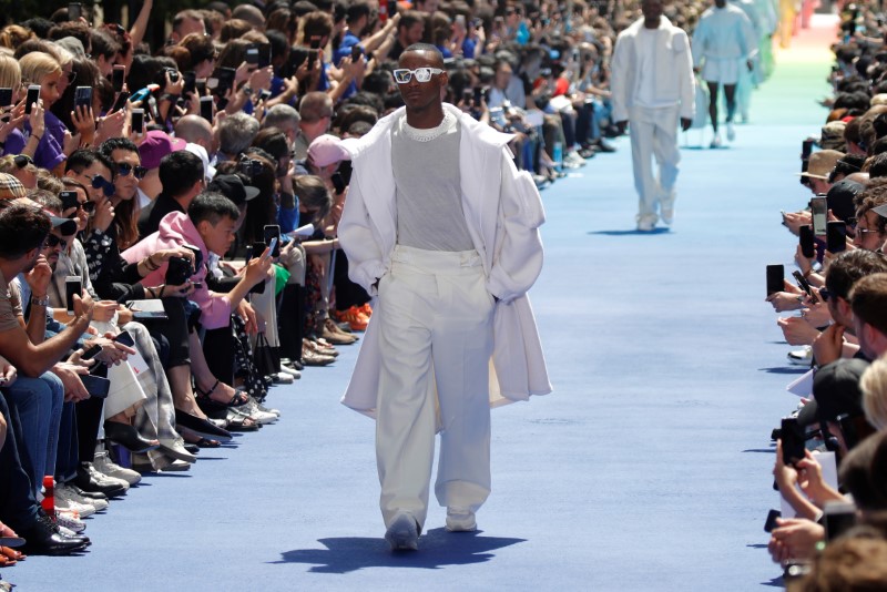 © Reuters. Modelo desfila criação de Virgil Abloh para a Louis Vuitton em durante a Semana de Moda Maculina de Paris