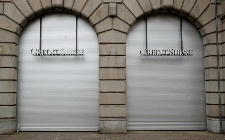 © Reuters. FILE PHOTO: Windows of a Swiss bank Credit Suisse branch are closed during a May Day demonstration in Zurich