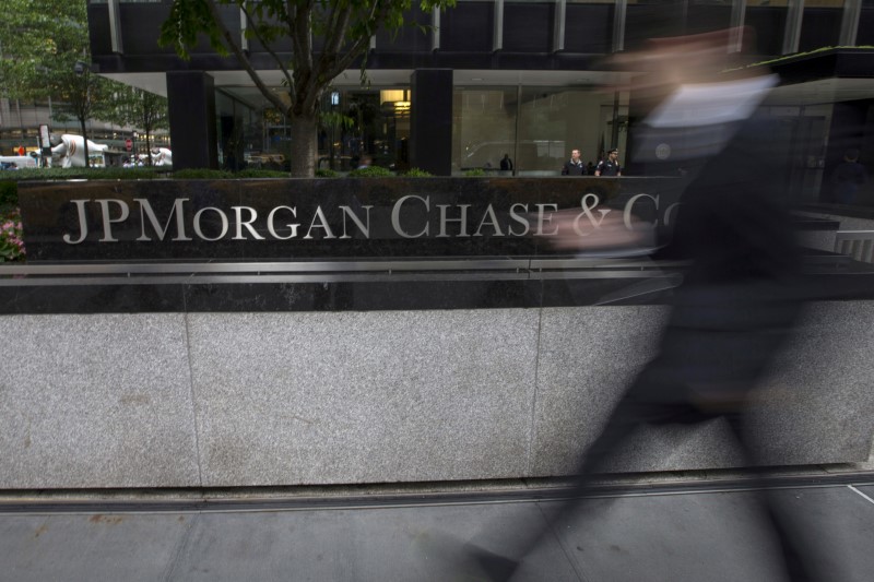 © Reuters. FILE PHOTO: People pass the JP Morgan Chase & Co. Corporate headquarters in the Manhattan borough of New York