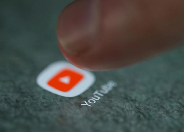 © Reuters. FILE PHOTO: The YouTube app logo is seen on a smartphone in this illustration