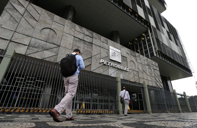 © Reuters. Brazil's state-run Petrobras oil company headquarters are pictured in Rio de Janeiro