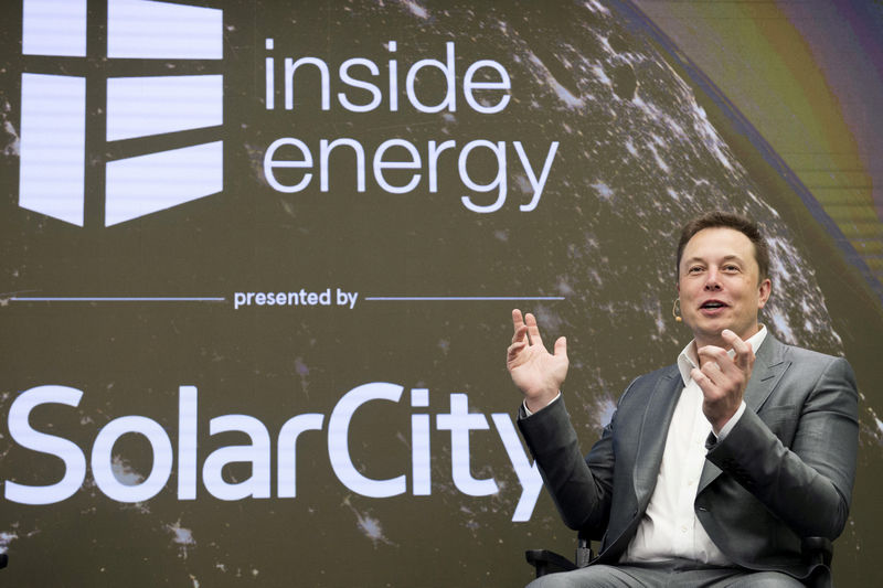 © Reuters. FILE PHOTO: Elon Musk, Chairman of SolarCity and CEO of Tesla Motors, speaks at SolarCity's Inside Energy Summit in Midtown, New York