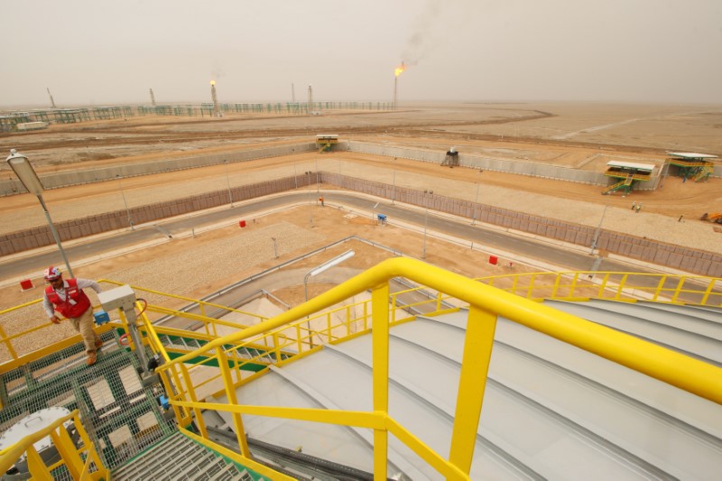 © Reuters. A worker is seen at the Zubair oilfield in Basra