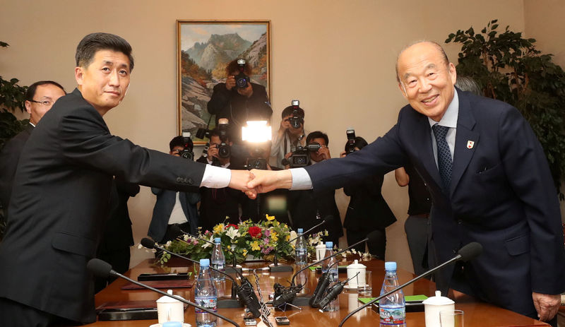© Reuters. South Korea's delegation leader Park and North Korea's delegation leader Pak shake hands during their meeting on Mount Kumgang, North Korea