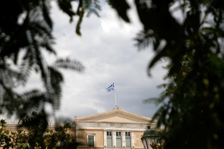 © Reuters. A Greek flag flutters atop the parliament building in Athens