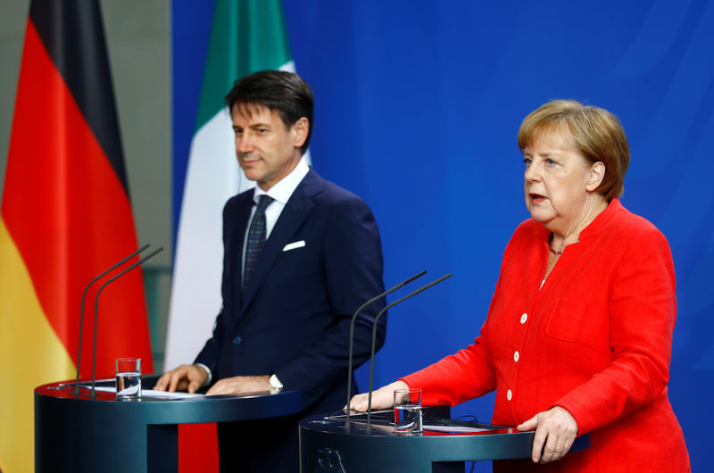 © Reuters. La canciller de Alemania, Angela Merkel, y el primer ministro italiano, Giuseppe Conte, celebran una conferencia de prensa en la cancillería en Berlín