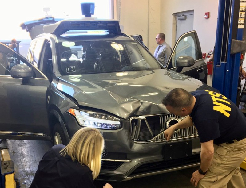 © Reuters. FILE PHOTO: NTSB investigators examine a self-driving Uber vehicle involved in a fatal accident in Tempe