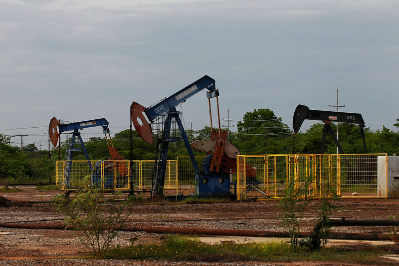 © Reuters. Нефтяные станки-качалки в Венесуэле