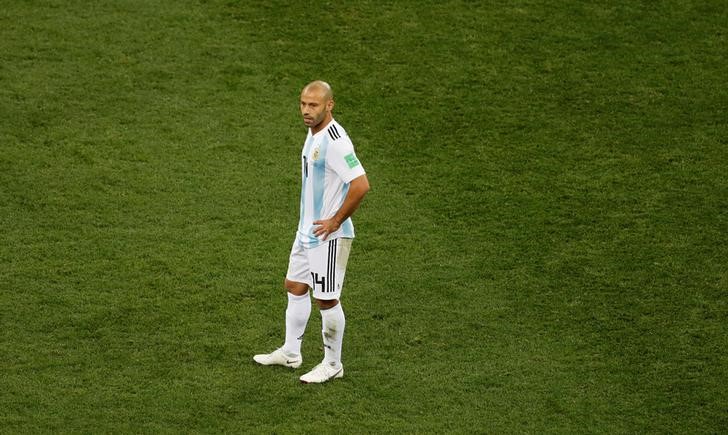 © Reuters. "Habrá que tragar el veneno", dice el argentino Mascherano tras la goleada de Croacia