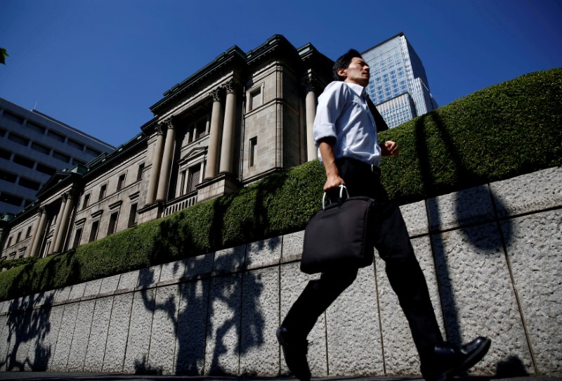 © Reuters. FILE PHOTO -  A man runs past the Bank of Japan (BOJ) building in Tokyo