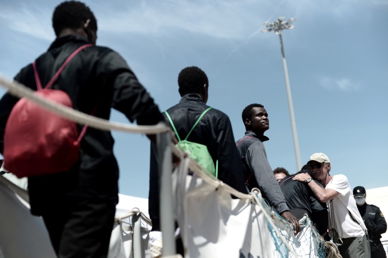 © Reuters. Toda la UE debe ayudar a los países que reciben inmigrantes - Oettinger