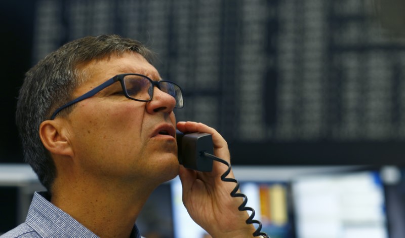© Reuters. A trader reacts at the stock exchange in Frankfurt