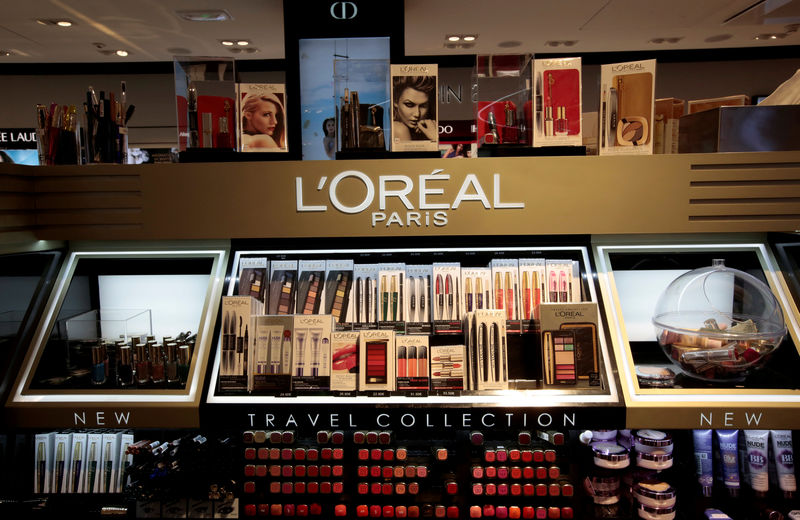© Reuters. FILE PHOTO: A cosmetic display of French cosmetics group L'Oreal is seen during the inauguration of the commercial zone at the Nice international airport Terminal 1 in Nice