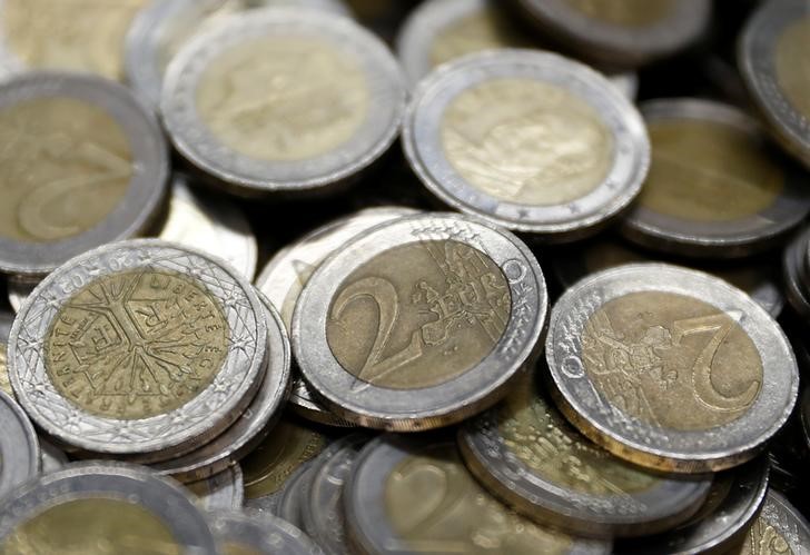 © Reuters. Monete da due euro