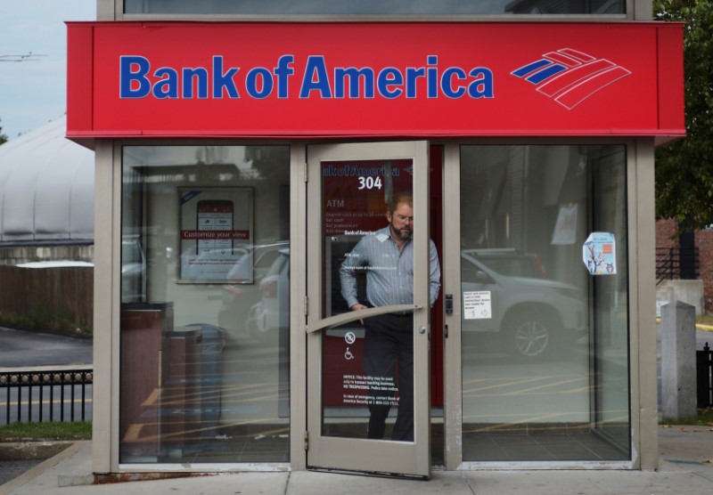 © Reuters. Usa, un cliente esce daqllo sportello bancomat della Bank of America