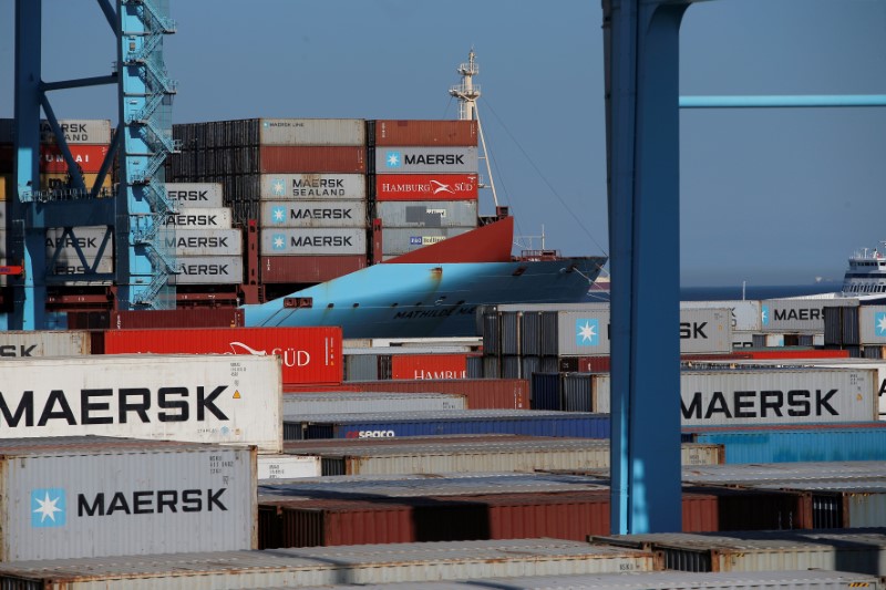 © Reuters. FILE PHOTO: Containers are pictured on the mega cargo ship "Mathilde" of Maersk Line at APM Terminals in the port of Algeciras