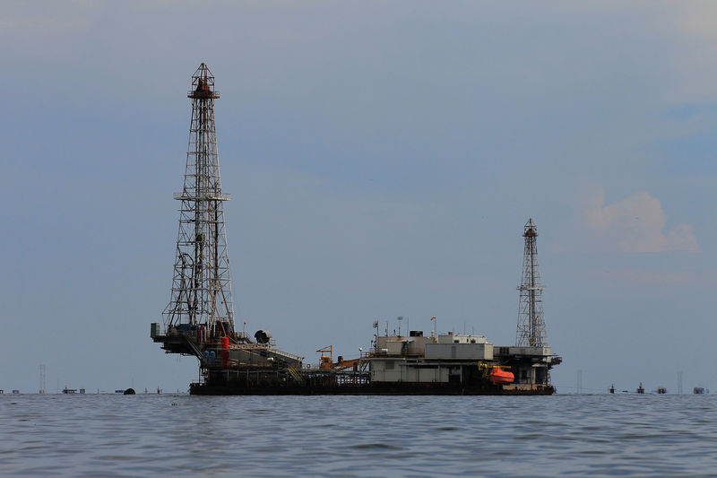 © Reuters. Oil facilities are seen on Lake Maracaibo in Lagunillas
