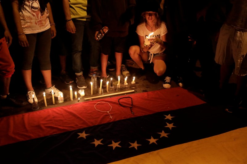 © Reuters. Manifestantes de oposição prestam homenagem a vítimas da violência durante protesto contra presidente da Venezuela, Nicolás Maduro