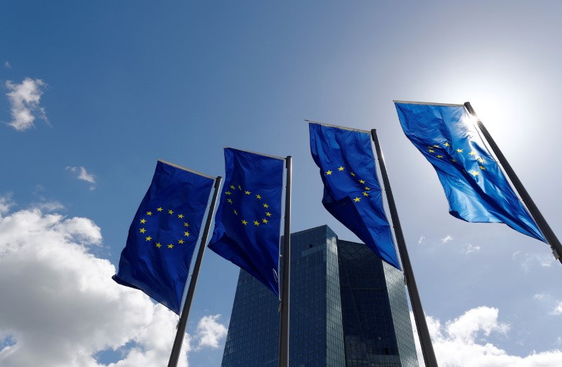 © Reuters. European Union flags flutter outside the European Central Bank (ECB) headquarters in Frankfurt