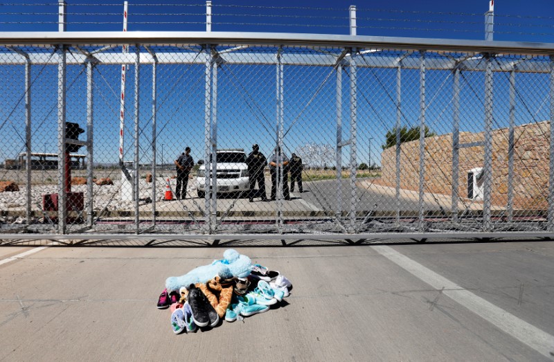 © Reuters. Sapatos e brinquedos deixados como forma de protesto na porta de unidade de detenção de crianças imigrantes na fronteira dos EUA com o México