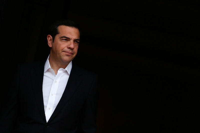© Reuters. Greek Prime Minister Alexis Tsipras waits for India's President Ram Nath Kovind, before their meeting at the Maximos Mansion in Athens