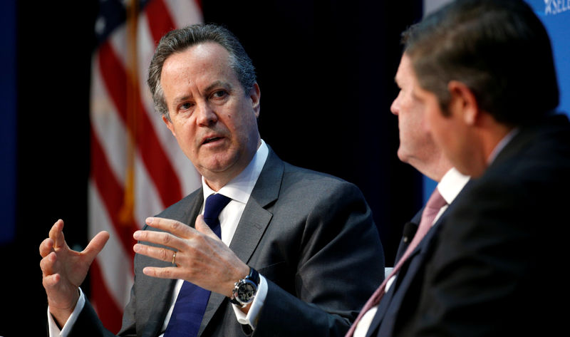 © Reuters. FILE PHOTO: Douglas Peterson, President and CEO of S&P Global, moderates a discussion at the SelectUSA Investment Summit in National Harbor